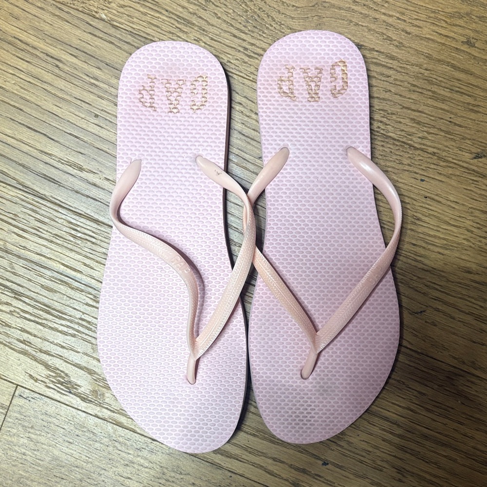 ⭐️FREE WITH $20 PURCHASE⭐️
     GAP Pale Pink Flip Flops
⭐️FREE W/ $20 PIRCHASE